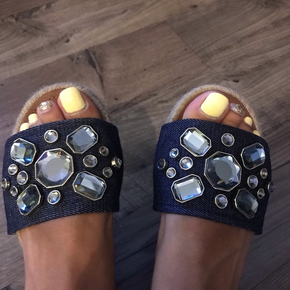 Beautiful pair of Louise et Cie flat denim sandals - Picture 3 of 5